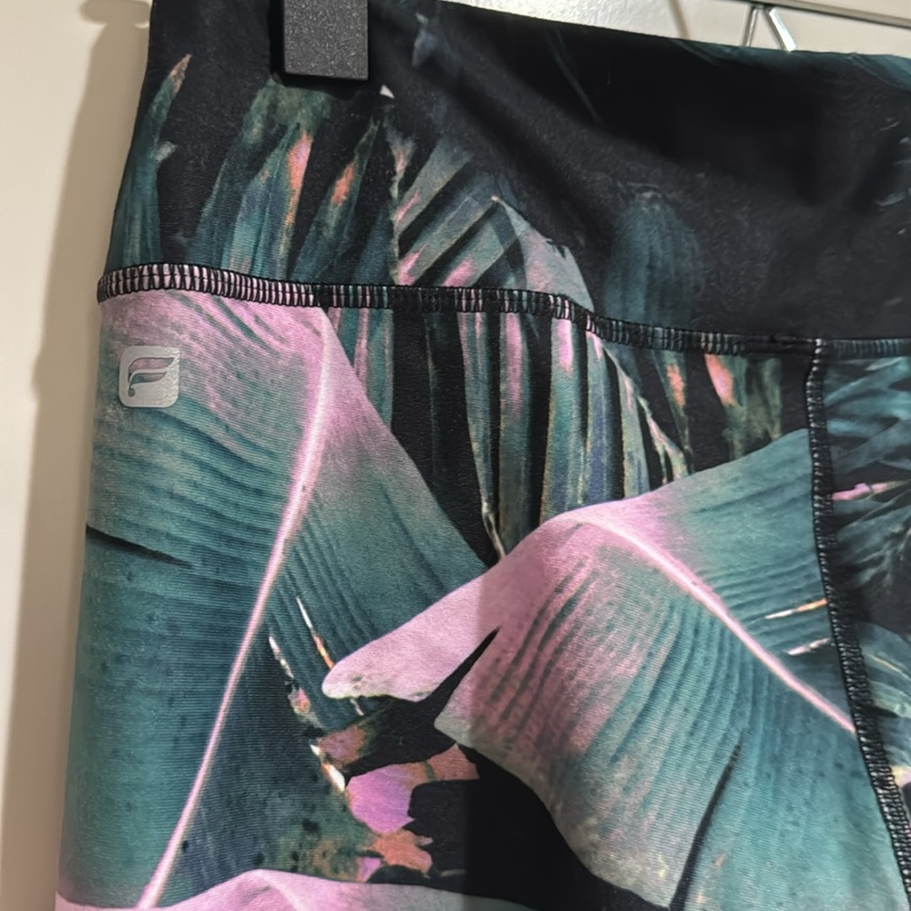 Fabletics Define PowerHold Mid-Rise Capri - Picture 4 of 6